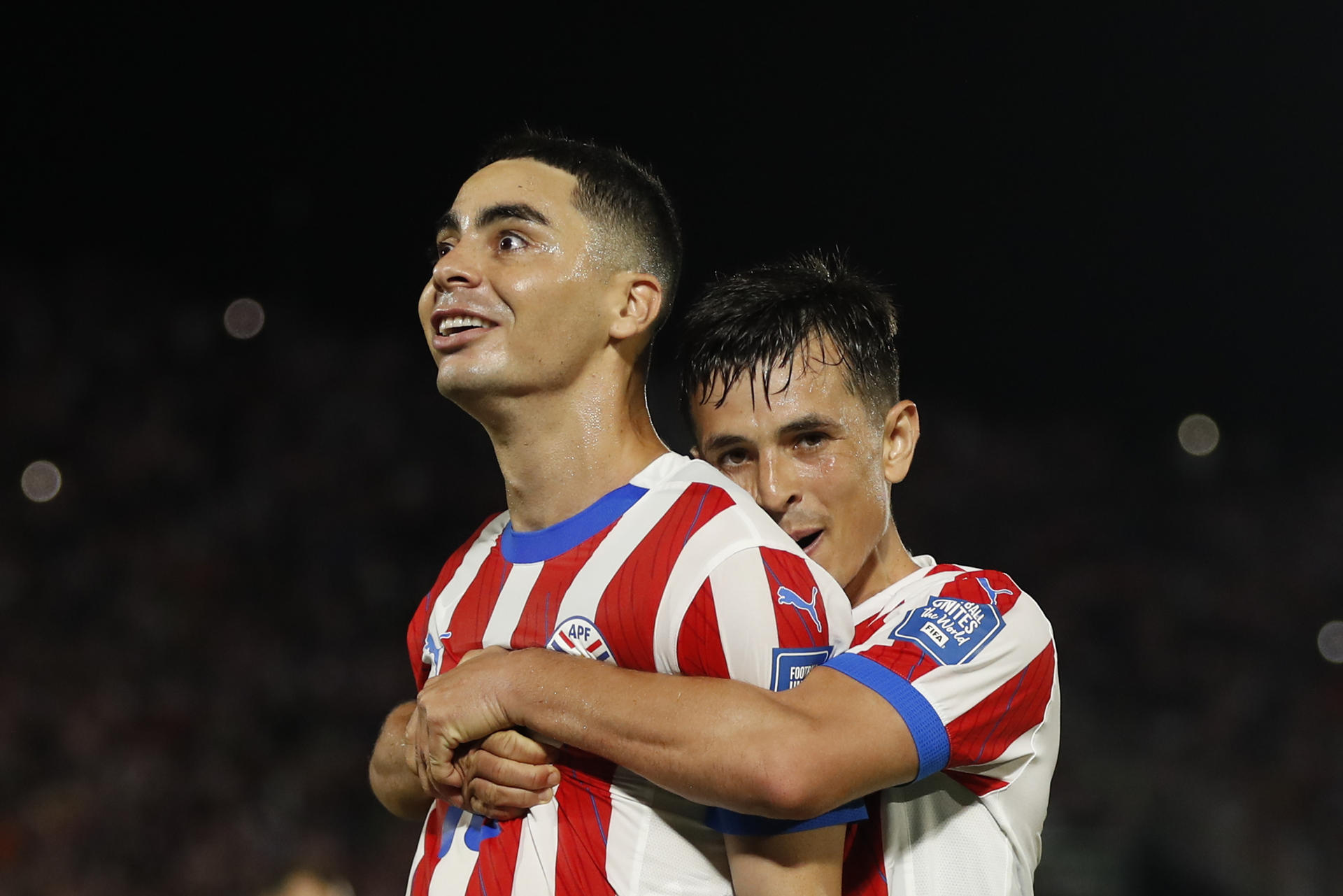 AMDEP6819. ASUNCIÓN (PARAGUAY), 05/06/2025.- Miguel Almirón (i) y Andrés Cubas de Paraguay celebran un gol este jueves, durante un partido de las eliminatorias sudamericanas para el Mundial de 2026 entre las selecciones Paraguay y Uruguay en el estadio Defensores del Chaco en Asunción (Paraguay). EFE/ Juan Pablo Pino