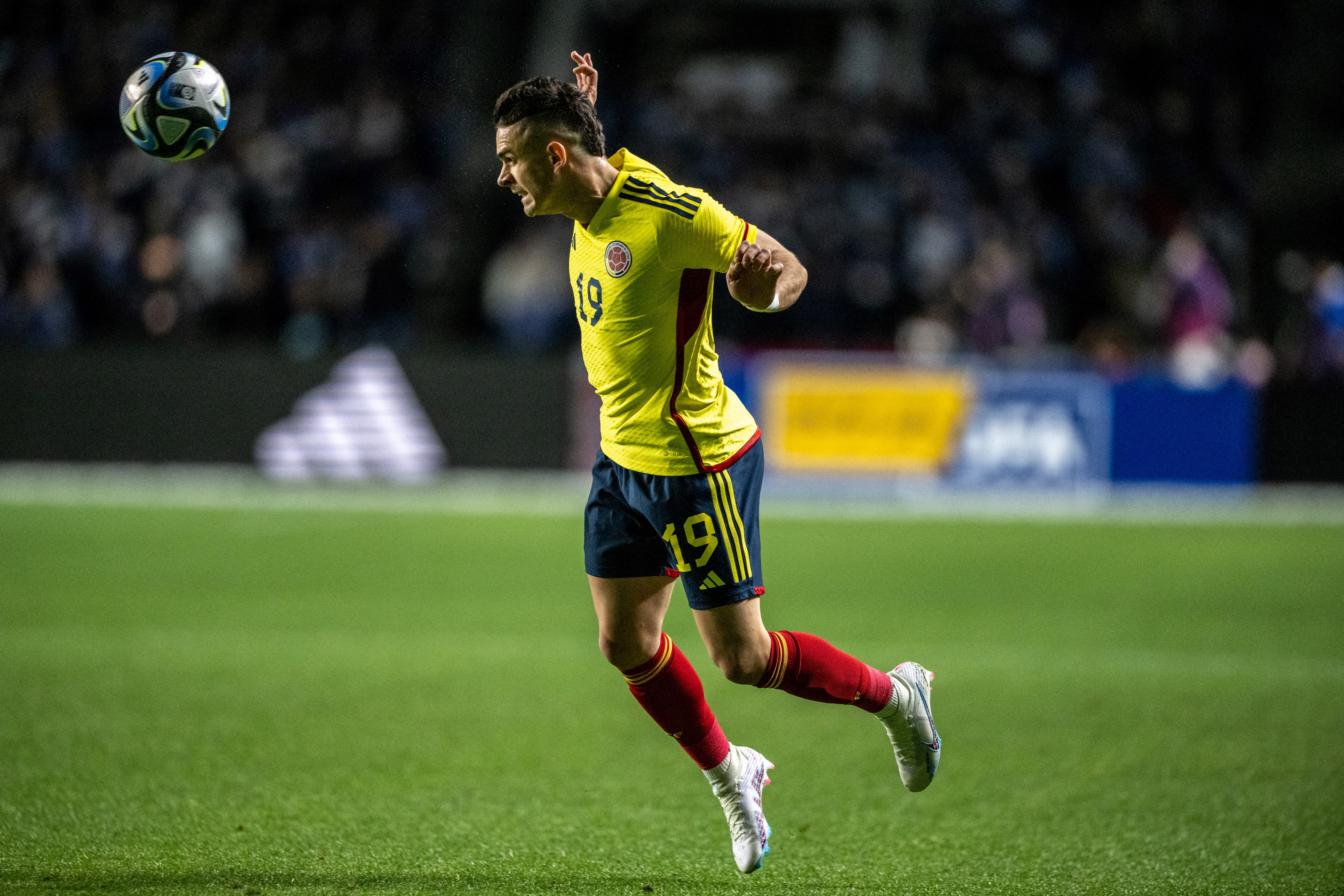 Rafael Santos Borré en acción contra la selección de Japón en Osaka.
