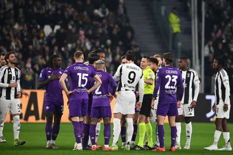 Juventus vs. Fiorentina fue interrumpido por cantos racistas a Dusan Vlahovic
