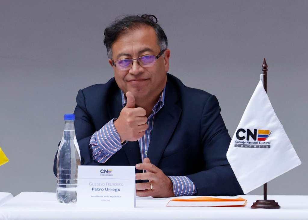 AME8888. BOGOTÁ (COLOMBIA), 23/06/2022.- El presidente electo de Colombia Gustavo Petro saluda a sus seguidores hoy, durante el acto de entrega de la credencial que lo acredita como presidente de Colombia, en la sede de la Registraduría Nacional, en Bogotá (Colombia). EFE/Mauricio Dueñas Castañeda