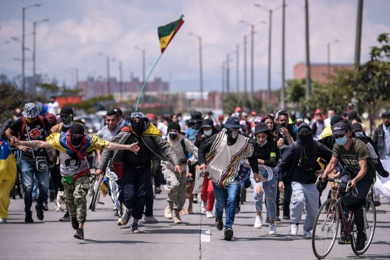 Como todos los 28 de cada mes, cientos de habitantes de Kennedy salieron a las calles como parte de la jornada de manifestaciones del Paro Nacional en el país.