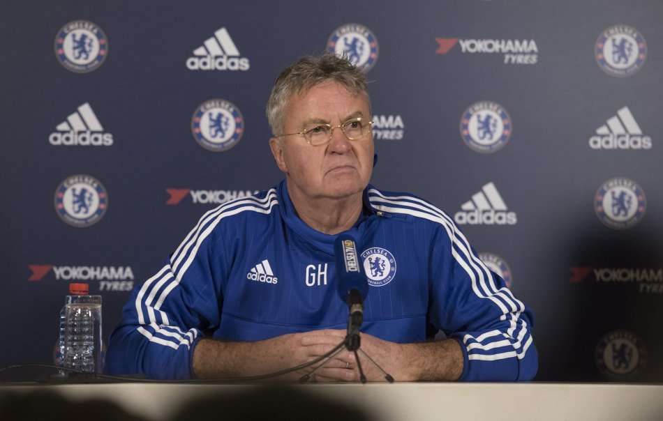 Guus Hiddink da su primera rueda de prensa con el Chelsea. Foto: AFP