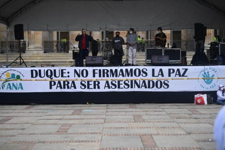 “No volveremos a la guerra. Vinimos a Bogotá, centro de decisiones políticas, para ratificar nuestro compromiso para la paz. Queremos que esta peregrinación sirva para hablar con el presidente, pero no para renegociar el acuerdo, sino para hablar de cómo implementarlo integralmente para defender la vida”, le dijo a este diario Pastor Alape, exjefe guerrillero que ha liderado la movilización.