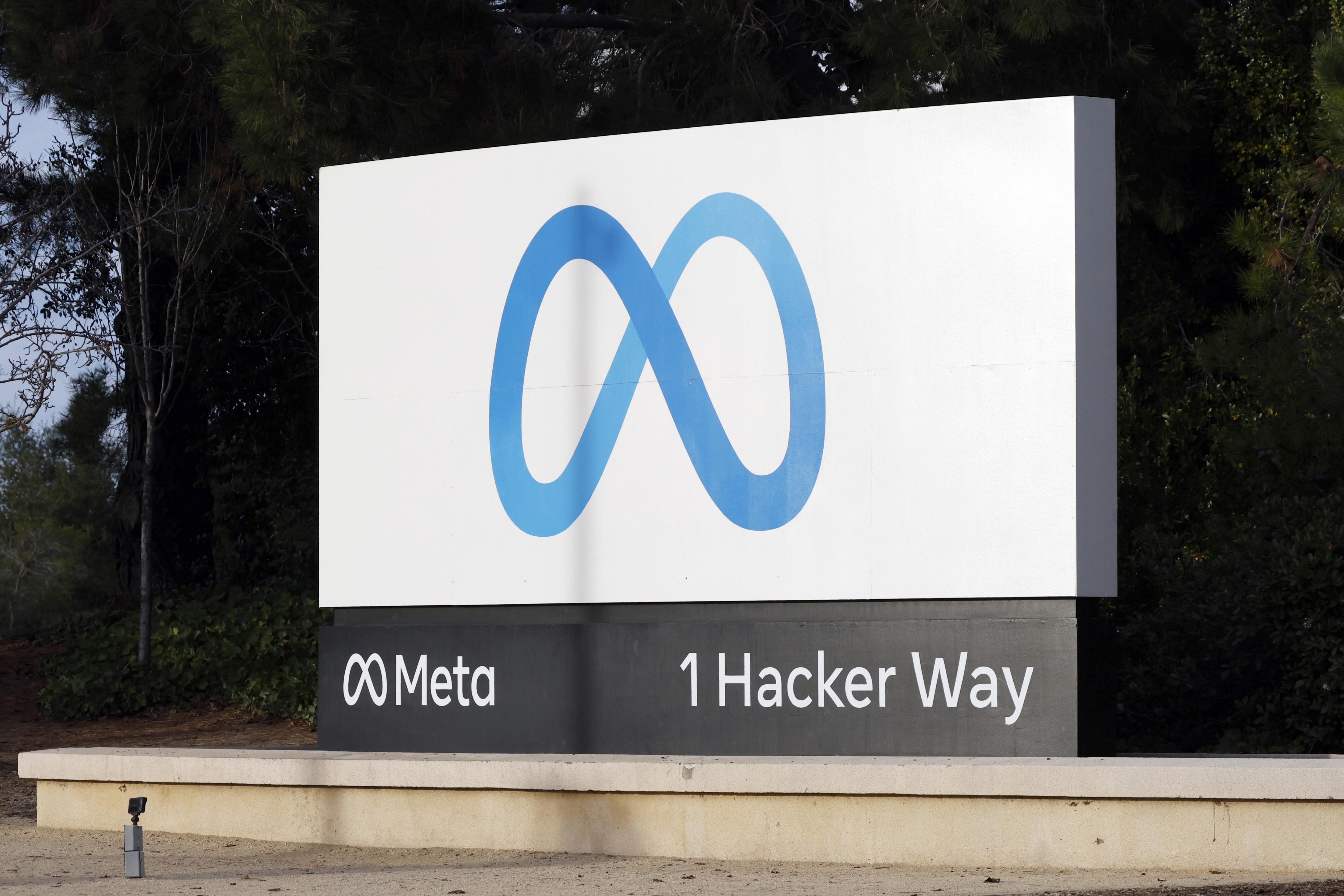 EA3107. MENLO PARK (UNITED STATES), 16/01/2025.- Fotografía de archivo del 8 de enero de 2025 del logo de Meta en su sede en Menlo Park, California (Estados Unidos). "Una 'podada' en Meta" es uno de los clics tecnológicos de la semana. ¿Se acuerdan que hablábamos de la inclemente tijera laboral en el mundo digital? Pues Meta va a hacer uso de ella. El conglomerado de Mark Zuckerberg decidió que despedirá e indemnizará al 5 % de su plantilla con "menor rendimiento", lo que supone unos 3.600 trabajadores. EFE/ John G. Mabanglo