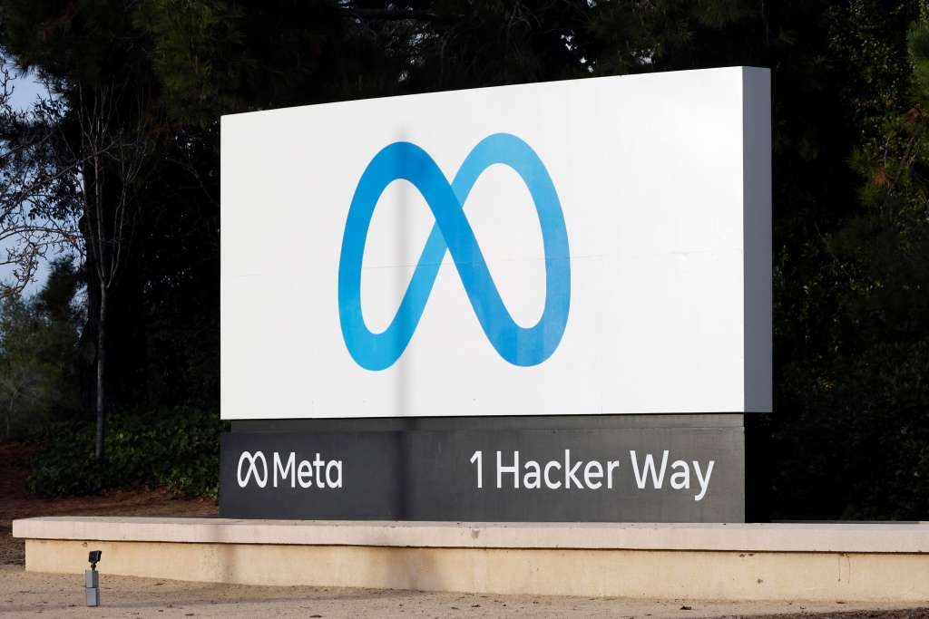 EA3107. MENLO PARK (UNITED STATES), 16/01/2025.- Fotografía de archivo del 8 de enero de 2025 del logo de Meta en su sede en Menlo Park, California (Estados Unidos). "Una 'podada' en Meta" es uno de los clics tecnológicos de la semana. ¿Se acuerdan que hablábamos de la inclemente tijera laboral en el mundo digital? Pues Meta va a hacer uso de ella. El conglomerado de Mark Zuckerberg decidió que despedirá e indemnizará al 5 % de su plantilla con "menor rendimiento", lo que supone unos 3.600 trabajadores. EFE/ John G. Mabanglo