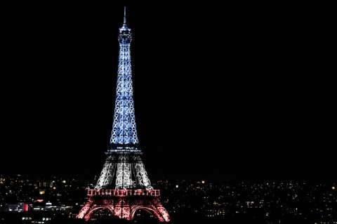 La Torre Eiffel celebra con música, fotos, juegos y teatro su 130 aniversario