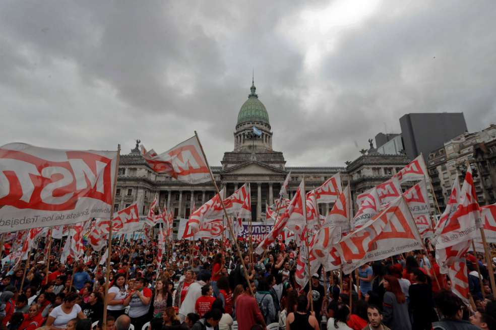 Los movimientos de izquierda se manifestaron este lunes frente al Congreso argentino en rechazo a la realización de la cumbre del G20. / EFE