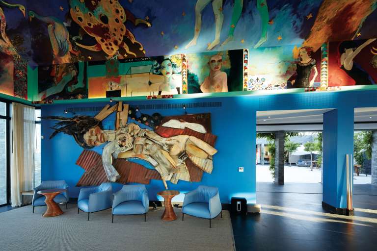 Un retiro natural y contemporáneo que abraza la vida en la playa con un flujo continuo entre el interior y el exterior, cada una de las habitaciones del hotel ha sido decorada individualmente para destacar a artistas de Uruguay, América Latina y de todo el mundo.