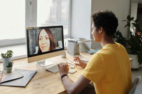 Icetex abre convocatoria de becas para mujeres interesadas en estudiar en España un curso de cine