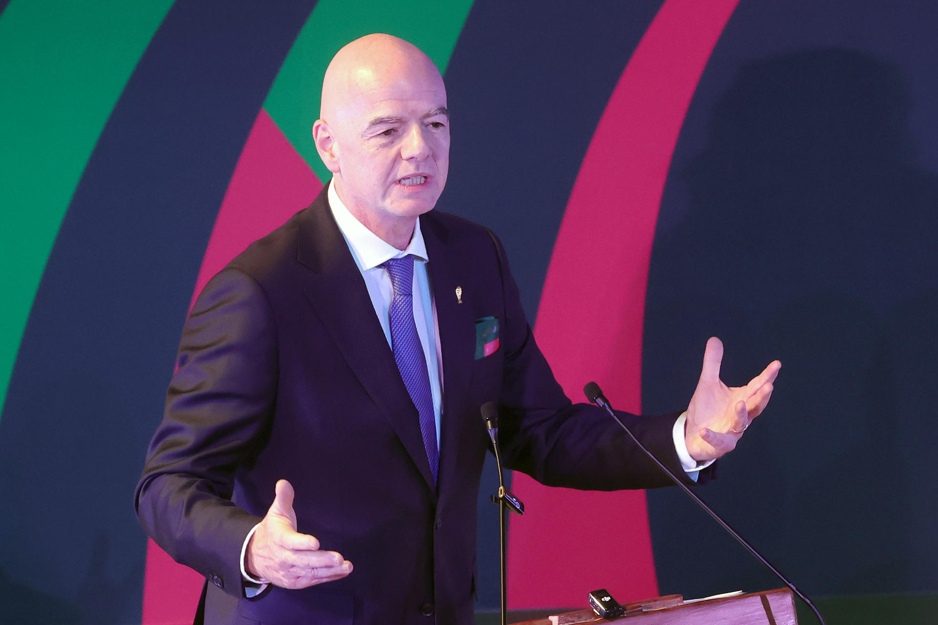 MEX8156. CIUDAD DE MÉXICO (MÉXICO), 28/03/2026.- El presidente de la FIFA, el italiano Gianni Infantino, habla durante la inauguración de la exposición 'Álbum épico' este sábado, en Ciudad de México (México). Infantino calificó que estar en México es algo especial porque de alguna manera en el país se inventó el fútbol, cuando los Aztecas jugaban el juego de la pelota hace 3.000 años. EFE/Madla Hartz