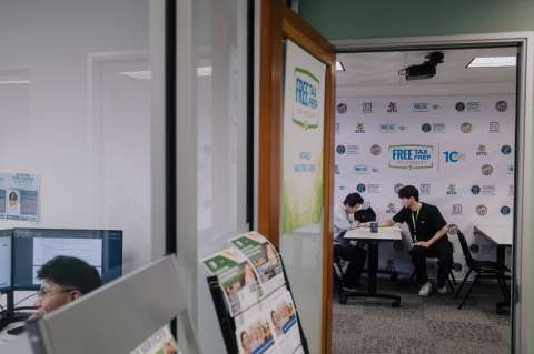 Muchos migrantes en EE. UU. temen declarar impuestos: eso podría causarle problemas al fisco