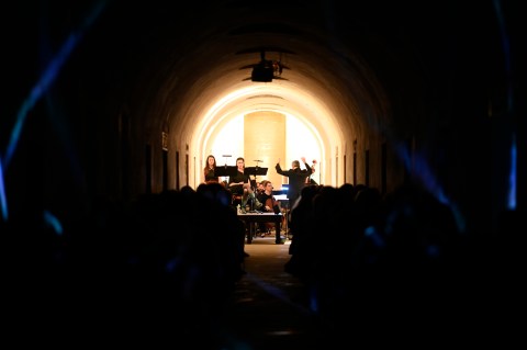 Música clásica en las catacumbas de un cementerio de Nueva York