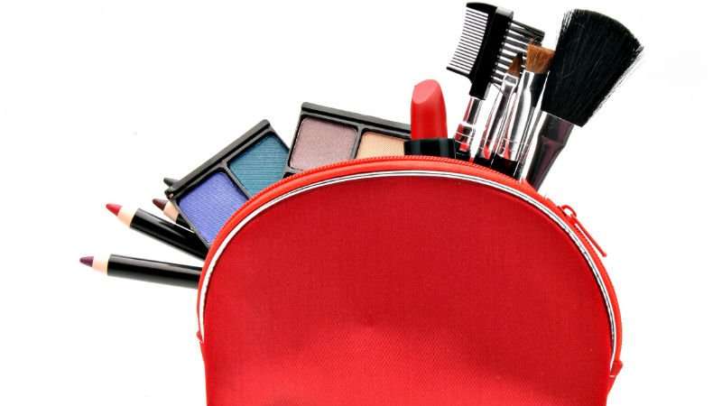 Viajar con maquillaje, cuchillas de afeitar y planchas para el cabello en el equipaje de mano es posible siempre que se cumplan las normas de seguridad establecidas.