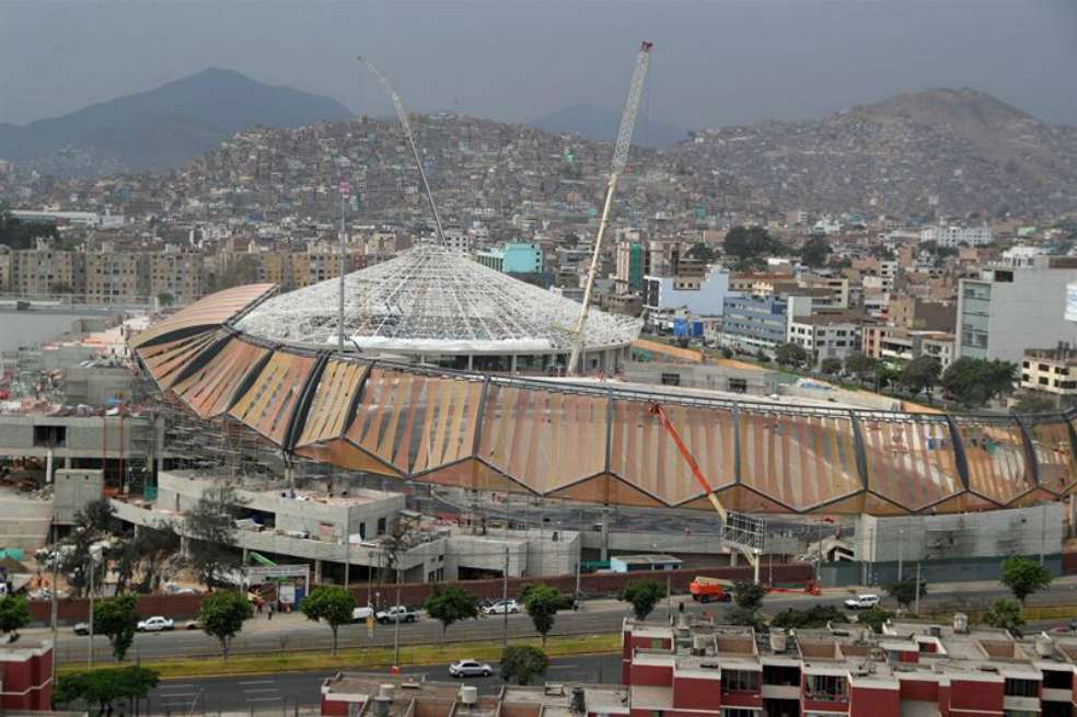 Vista de los trabajos que se realizan en el estadio de atletismo que forma parte de la Villa Deportiva Nacional (Videna), principal centro deportivo de los Juegos Panamericanos de Lima 2019. / EFE