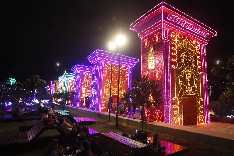 Diez heridos tras caída de estructuras de alumbrado navideño en Medellín
