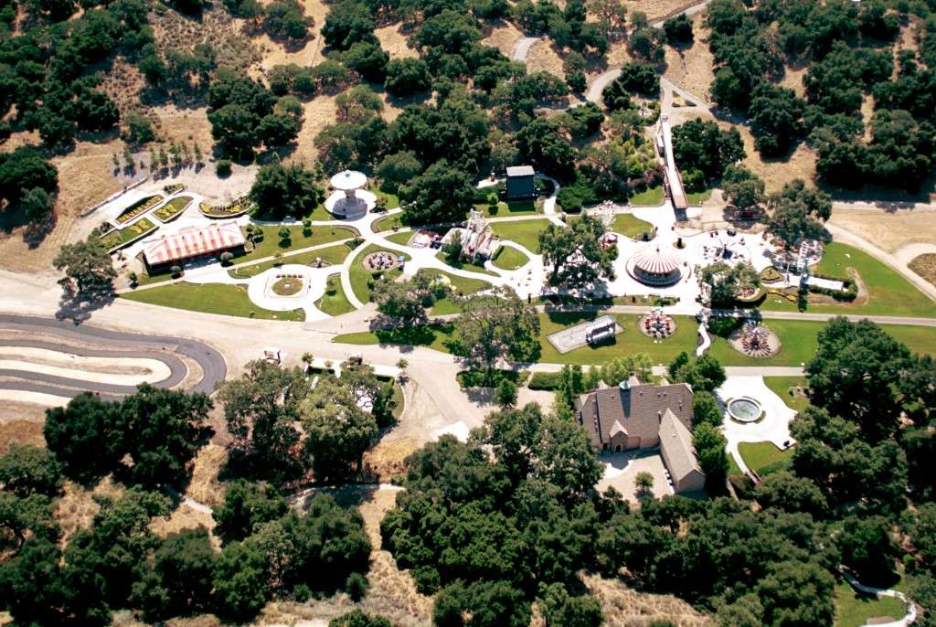 El rancho antes conocido como Neverland tiene 1.100 hectáreas, está ubicado a 65 kilómetros de Santa Bárbara, California.