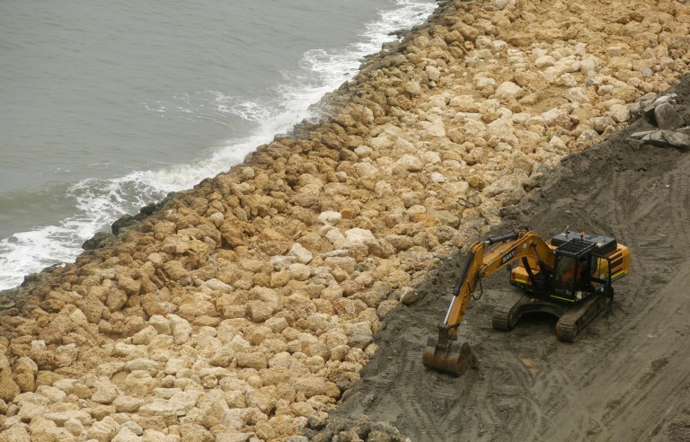 Reanudan pagos a trabajadores de playa en Cartagena por compensación de obras