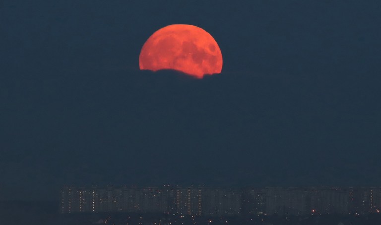Moscow (Russian Federation), 30/08/2023.- Super Blue Moon rises above Domodedovo town outside of Moscow, Russia, 30 August 2023. This second Super Moon in August will also be the last Blue Moon until 2037. People in different parts of the world will be able to see a 'Supermoon' where the Moon comes to its closest point to the Earth. (Rusia, Moscú) EFE/EPA/MAXIM SHIPENKOV