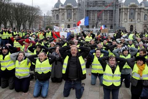 Los "chalecos amarillos" salen a la calle a desafiar a Macron y sus anuncios