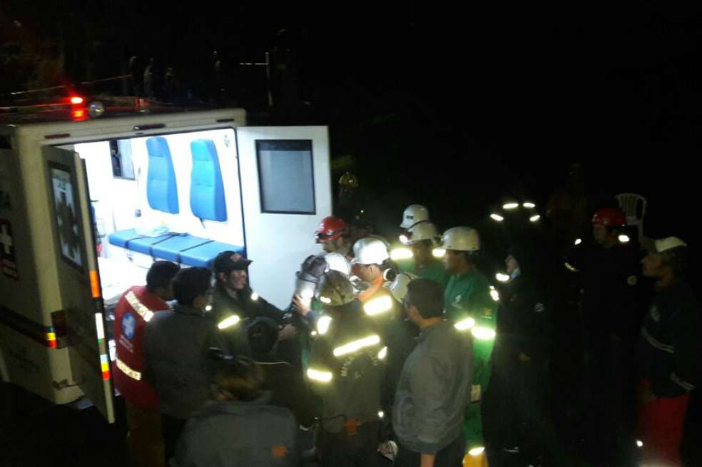 Durante toda la noche trabajaron en el rescate de los mineros. / Cortesía Bomberos Cundinamarca