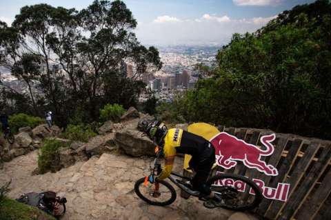 Vuelve a Bogotá la Red Bull Monserrate Cerro Abajo, la carrera de downhill urbano