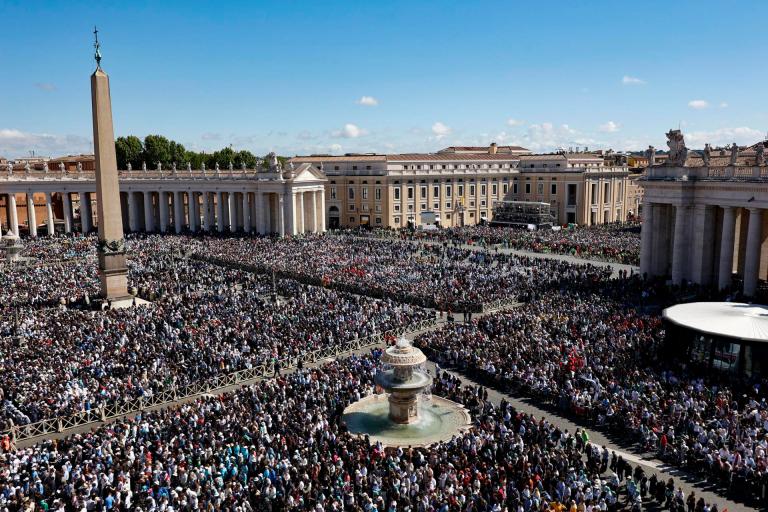 VATICAN CITY (Vatican City State (Holy See)), 26/04/2025.- The funeral Mass of Pope Francis in Saint Peter's Square in Vatican City, 26 April 2025. Pope Francis passed away on Easter Monday, 21 April 2025, at the age of 88. (Papa) EFE/EPA/FABIO FRUSTACI