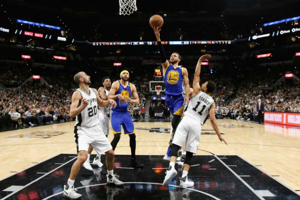 Stephen Curry anotó 36 puntos en la victoria de los Warriors 129-115 sobre los Spurs. / AFP