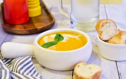 Seis pasos para llevar a la mesa una crema de tomate