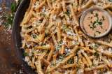Papas fritas con ajo y queso parmesano, una fusión de sabores imperdibles