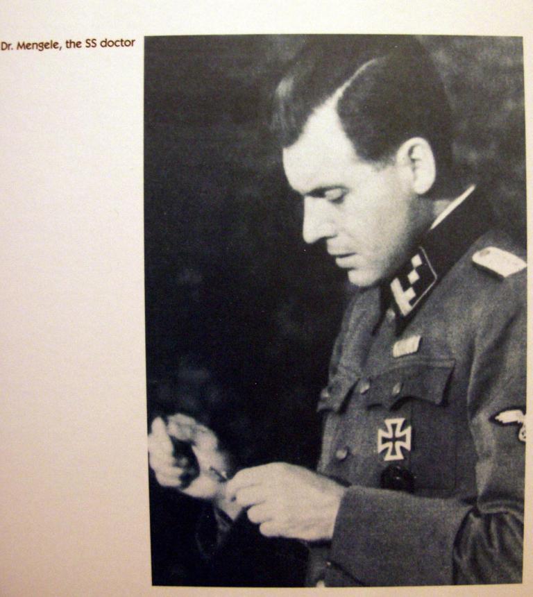 El esqueleto del Ángel de la Muerte de Auschwitz está olvidado en una caja