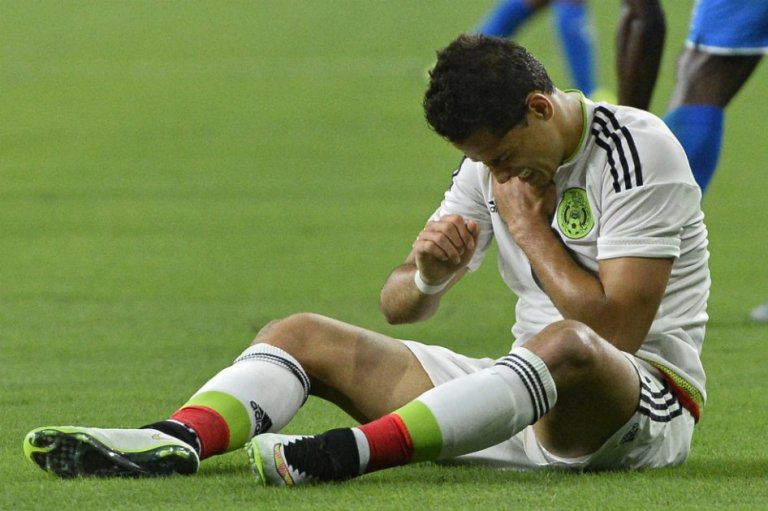 ‘Chicharito’ fue operado con éxito del hombro derecho