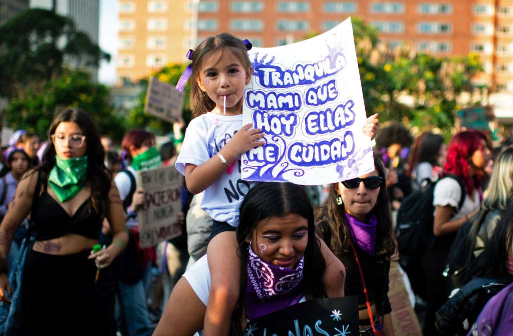 AME6850. BOGOTÁ (COLOMBIA), 08/03/2024.- Mujeres participan en una manifestación en conmemoración del Día Internacional de la Mujer, este viernes en Bogotá (Colombia). Miles de mujeres dejaron las huellas de sus zapatos estampadas en las calles de Bogotá al ritmo de la sororidad de la marcha feminista del 8M y con mensajes como “somos las nietas de aquellas que no pudieron matar” o “marcho para que mi hermana llegue a casa segura”. EFE/ María José González