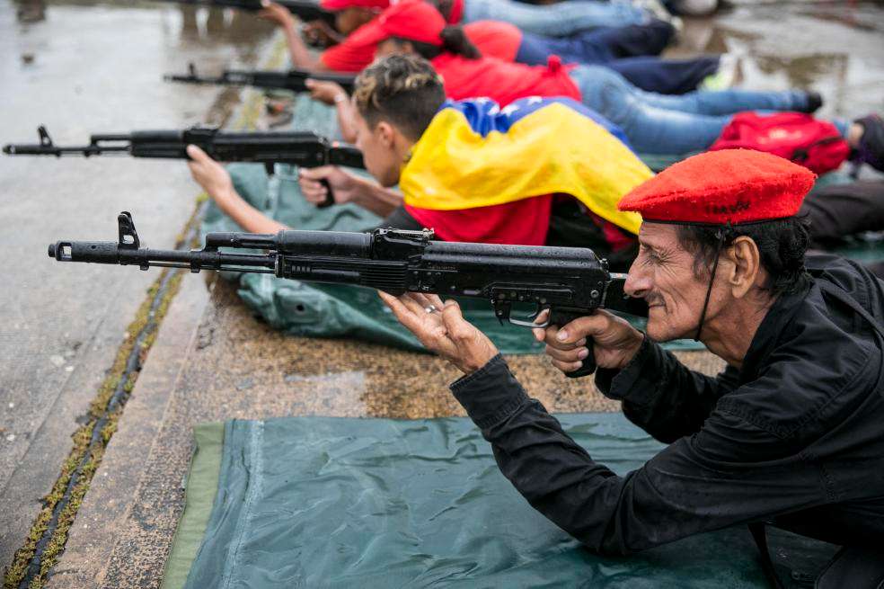 Civiles participaron en los ejercicios militares del fin de semana en Caracas. / EFE