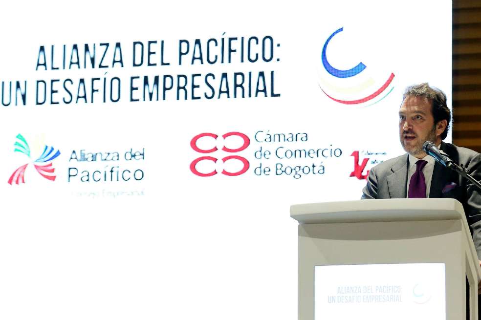 El presidente del Consejo Empresarial de la Alianza del Pacífico, Martín Carrizosa, durante su intervención en el foro del bloque económico en Bogotá. / EFE