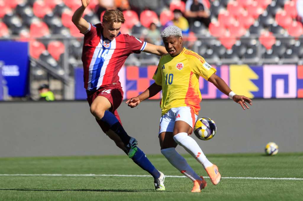 GR3018. TALCA (CHILE), 02/10/2025.- Óscar Perea (d) de Colombia disputa el balón con Jonathan Norbye de Noruega este jueves, en un partido del grupo F de la Copa Mundial Sub-20 entre Colombia y Noruega en el estadio Fiscal de Talca, en Talca (Chile). EFE/ Benjamín Hernández