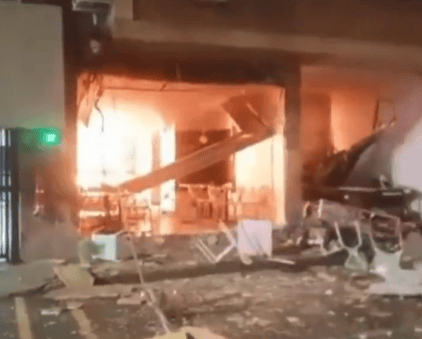 Un incendio estructural tras una explosión en un restaurante del barrio San Pedro en Cali.