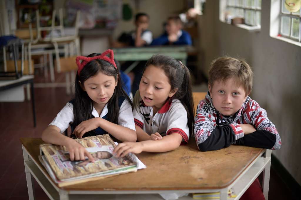 Estudiantes de esta escuela en Chinavita, Boyacá, han implementado una huerta colectiva como parte de su proceso educativo, integrando el cultivo y la cosecha de alimentos locales. Su metodología incluye un diario de reflexiones artísticas y literarias.