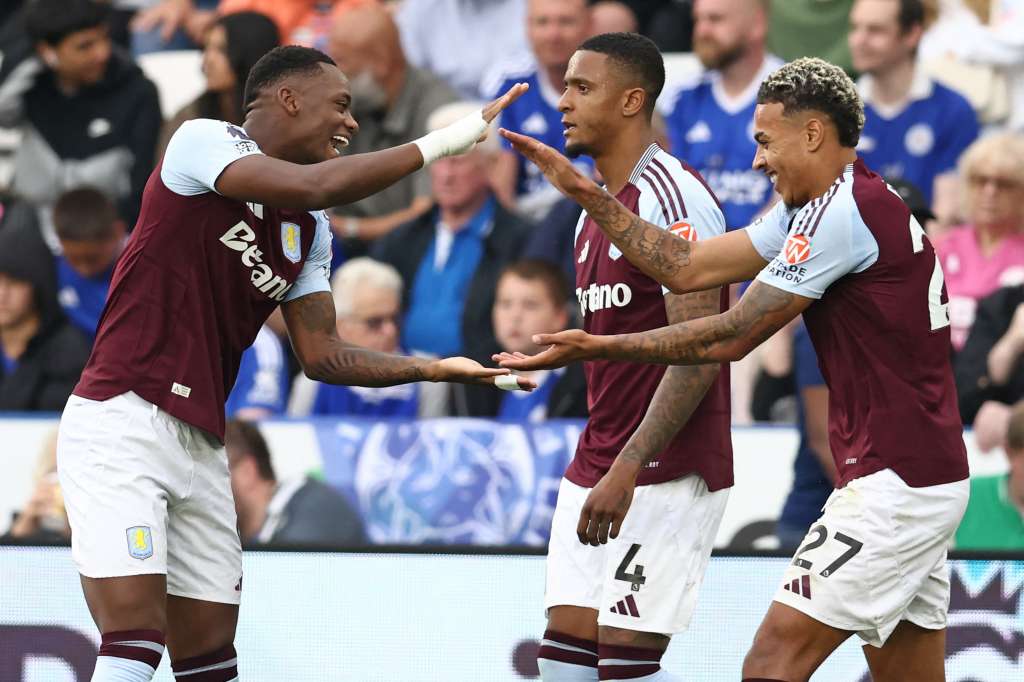 El colombiano Jhon Jáder Durán (izq.) celebra junto a sus compañeros su segundo gol de la temporada en la Premier League 2024/2025.
