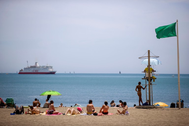 Esta ciudad costera francesa ruega que no te quites la ropa