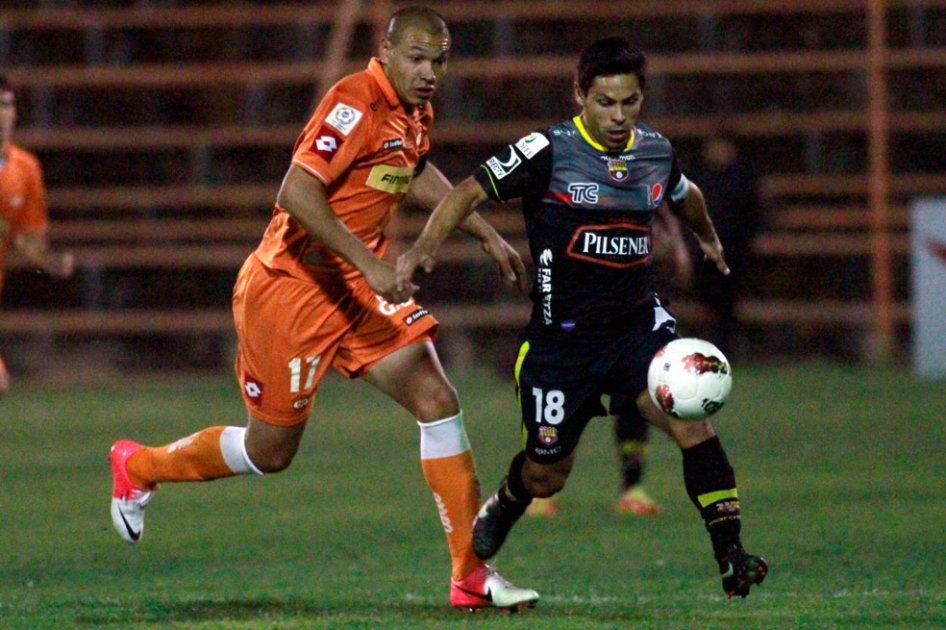 En los primeros 90 minutos Cobreloa y Barcelona igualaron 0-0. / AFP