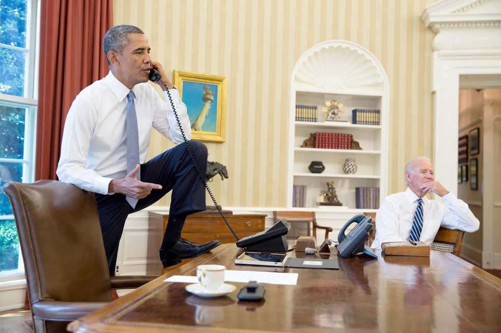 Fotografía revelada por la Casa Blanca que muestra al presidente Obama hablando por teléfono con congresistas antes de presentar sus planes sobre Siria. / AFP