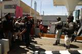 Estampida de migrantes intentó entrar a Estados Unidos desde México