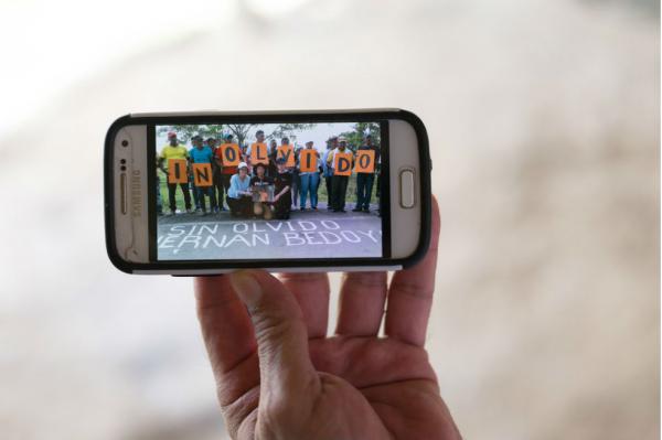 Una fotografía de un memorial en honor a Hernán Bedoya, un líder campesino chocoano que fue asesinado en diciembre de 2017, y quien se oponía a los paramilitares de la región que habían instalado allí enormes plantaciones de palmas de cera. Thom Pierce | Guardian | Global Witness | UN Environment