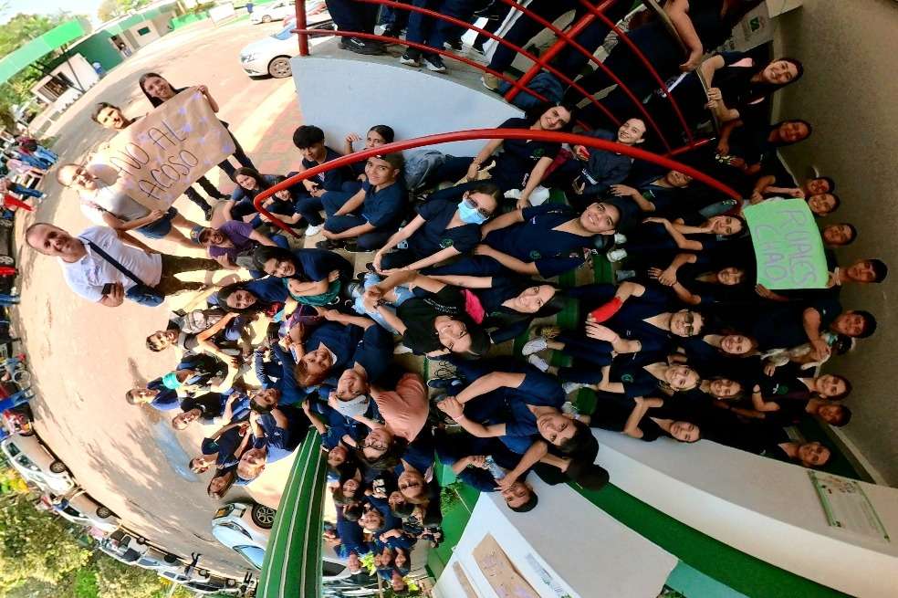 Plantón realizado por estudiantes de la U. de la Amazonia exigiendo atención oportuna en las denuncias por acoso y abuso sexual.