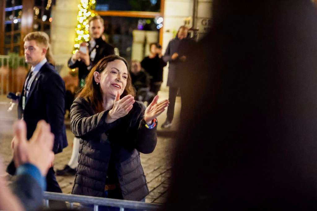OSLO (Norway), 11/12/2025.- Nobel Peace Prize laureate Maria Corina Machado greets people in front of the Grand Hotel in Oslo, Norway, 11 December 2025. She received the Nobel Peace Prize 2025 for her tireless work promoting democratic rights for the people of Venezuela and for her struggle to achieve a just and peaceful transition from dictatorship to democracy. Due to the situation in Venezuela, she was unable to attend the award ceremony. (Noruega) EFE/EPA/JONAS BEEN HENRIKSEN NORWAY OUT