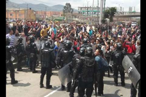 Recompensa de hasta $5 millones por hombre que lanzó granada de gas a bus de Transmilenio