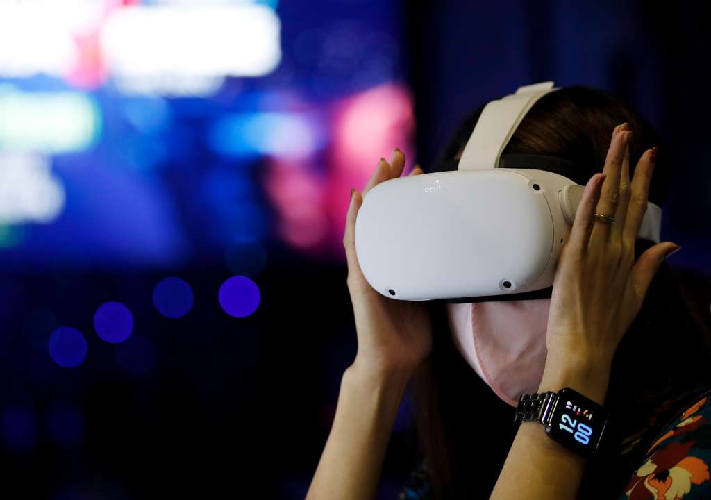 Bangkok (Thailand), 19/08/2022.- A visitor experiences virtual reality (VR) at the Thailand Metaverse Expo 2022 in Bangkok, Thailand, 19 August 2022. The event showcases the latest virtual reality technology and innovation in Metaverse to attract entrepreneurs, investors and government agencies, aiming to generate new products, services and business opportunities. (Tailandia) EFE/EPA/RUNGROJ YONGRIT