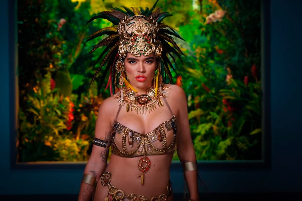 'Don't be shy' es la más reciente producción de la cantante colombiana junto a Tiësto. Aquí te contamos todos los detalles.