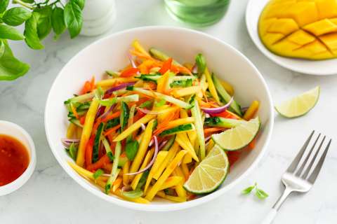 Aprende a hacer esta ensalada de mango con 8 ingredientes