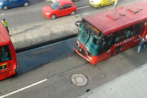 Doce heridos dejó choque de dos articulados de Transmilenio